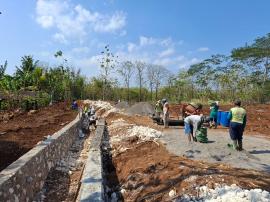 Lurah Ponjong Monitoring Pembangunan Drainase di Padukuhan Jaten